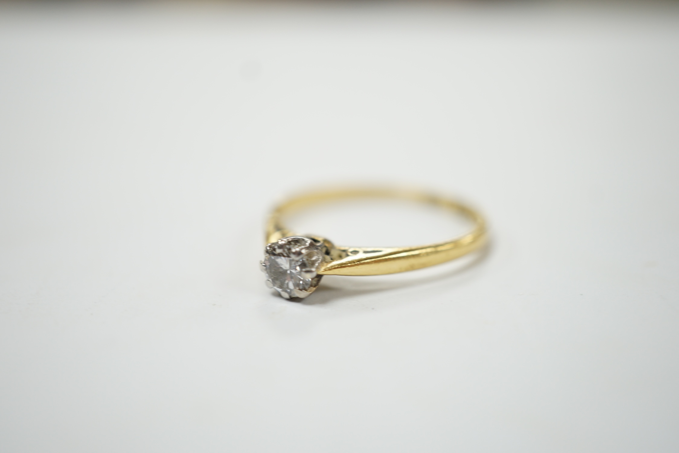 An 18ct, plat. and solitaire diamond set ring, size N/O, gross weight 2.1 grams. Good condition.